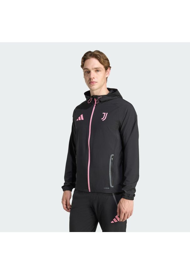Adidas - Kurtka podróżna Juventus Tiro 25 Competition Vis Tech. Kolor: wielokolorowy, czarny, różowy. Materiał: dresówka. Sport: piłka nożna