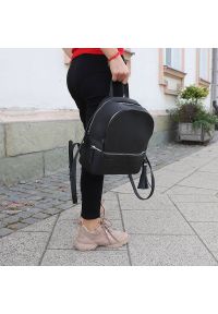 Big Star Accessories - Plecak unisex Big Star, materiał syntetyczny o gładkiej strukturze z pojemną komorą główną zapinaną na zamek uchwytem oraz regulowanymi szelkami, cza. Kolor: czarny. Wzór: gładki. Dodatki: z frędzlami. Materiał: skórzane, z tłoczeniem. Styl: elegancki, klasyczny, casual #2