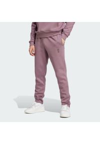Adidas - Spodnie Real Madrid Seasonal. Kolor: fioletowy. Materiał: polar, dresówka. Sport: piłka nożna