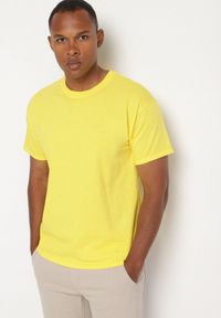 Born2be - Żółta Bawełniana Koszulka T-shirt w Stylu Basic Malorisa. Okazja: na co dzień. Kolor: żółty. Materiał: bawełna. Styl: klasyczny, casual, elegancki