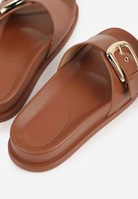 Renee - Brązowe Klapki na Platformie z Klamrą Molthoe. Okazja: na co dzień. Kolor: brązowy. Wzór: aplikacja. Obcas: na platformie. Styl: casual, elegancki #3
