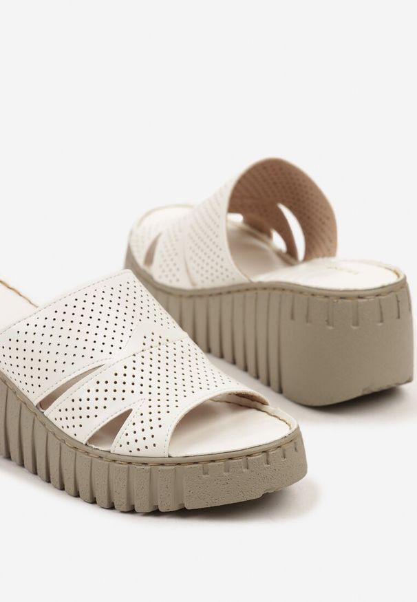 Born2be - Białe Klapki Vices na Koturnie z Perforacją Sarvelina. Okazja: na co dzień. Kolor: biały. Materiał: materiał. Obcas: na koturnie. Styl: casual, elegancki