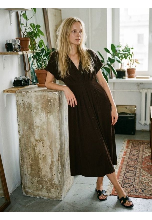 Sinsay - Sukienka z rękawem kimono i zakładkami - brązowy. Kolor: brązowy