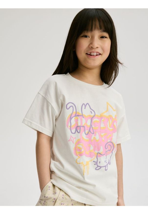 Reserved - Bawełniany t-shirt z nadrukiem - złamana biel. Materiał: bawełna. Wzór: nadruk