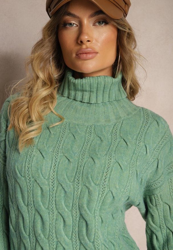 Renee - Zielony Golf z Imitacją Splotu ze Ściągaczami Giovarella. Okazja: na spotkanie biznesowe. Typ kołnierza: golf. Kolor: zielony. Materiał: jeans. Długość rękawa: długi rękaw. Długość: długie. Wzór: ze splotem. Styl: biznesowy, elegancki