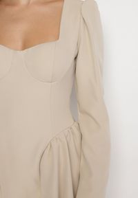 Born2be - Beżowa Koktajlowa Sukienka o Rozkloszowanym Kroju z Falbankami i Gorsetem Farian. Typ kołnierza: kołnierz z falbankami, dekolt gorset. Kolor: beżowy. Długość rękawa: długi rękaw. Typ sukienki: gorsetowe. Styl: wizytowy #3