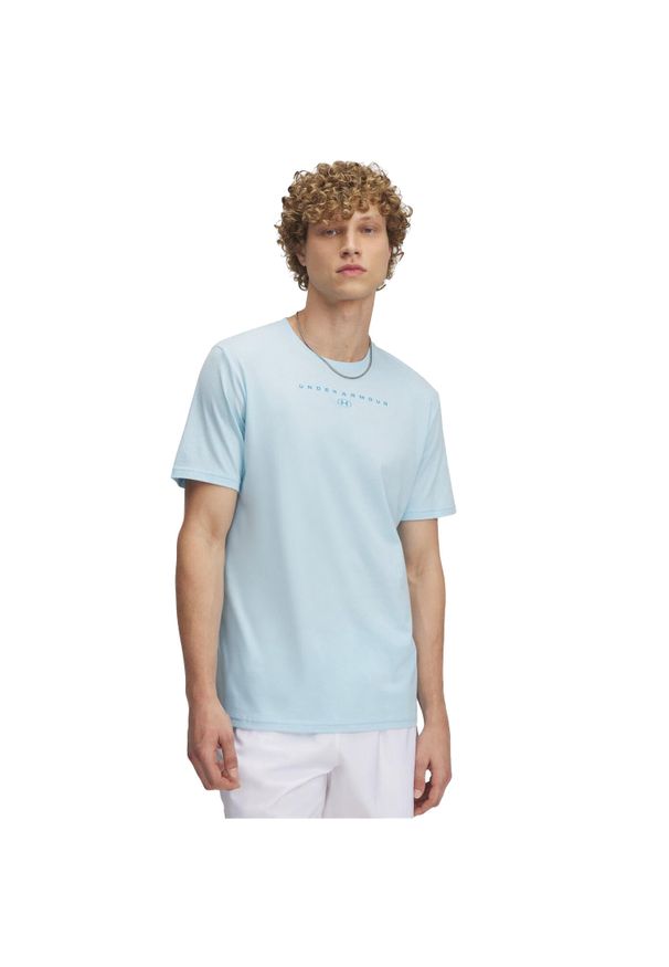 Under Armour - Męska Koszulka Z Krótkim Rękawem Stacked Logo. Kolor: niebieski. Długość rękawa: krótki rękaw. Długość: krótkie. Sport: turystyka piesza