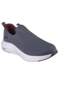 skechers - Buty do chodzenia męskie Skechers Vapor Foam covert. Kolor: czerwony, wielokolorowy, szary. Materiał: tkanina. Szerokość cholewki: normalna. Sport: turystyka piesza
