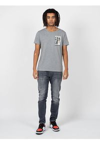 Pepe Jeans T-shirt "Tide" | PM508528 | Tide | Mężczyzna | Szary. Okazja: na co dzień. Kolor: szary. Materiał: bawełna, poliester. Wzór: nadruk, aplikacja. Styl: casual #1