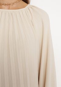 Born2be - Jasnobeżowa Plisowana Sukienka z Bufiastymi Rękawami Perlase. Okazja: na co dzień. Kolor: beżowy. Styl: elegancki, casual, klasyczny #5