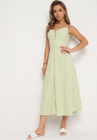 Born2be - Zielona Sukienka na Cienkich Regulowanych Ramiączkach Zapinana na Guziki Palfea. Kolor: zielony. Długość rękawa: na ramiączkach. Wzór: aplikacja. Styl: elegancki #1