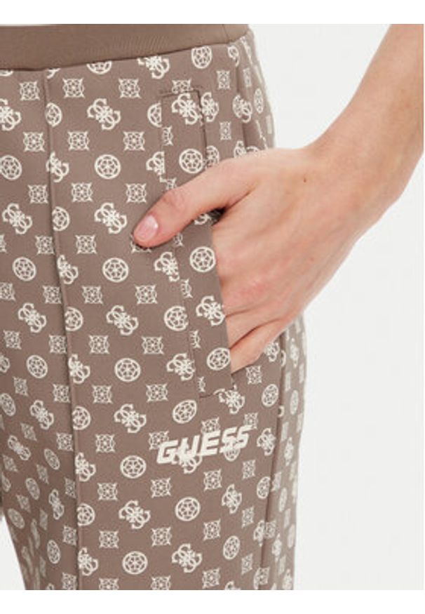 Guess Spodnie dresowe V5YB20 KB212 Brązowy Regular Fit. Kolor: brązowy. Materiał: syntetyk