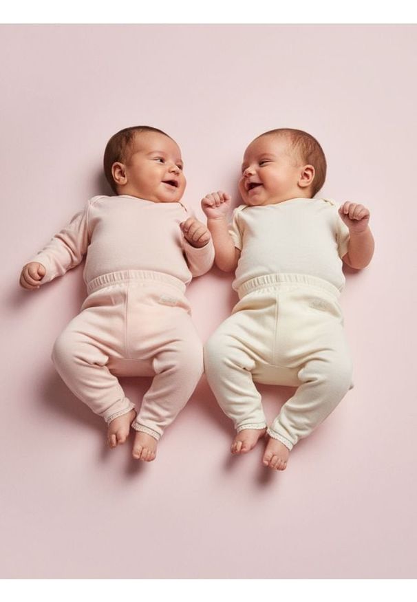 Sinsay - Ocieplane spodnie wykończone ozdobną koronką 2 pack - kremowy. Kolor: kremowy. Materiał: koronka. Wzór: koronka