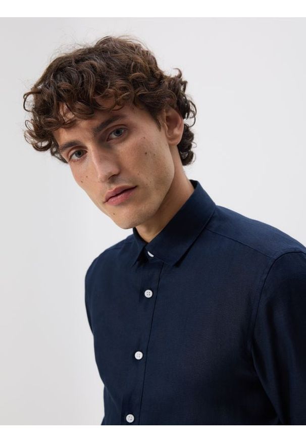 Reserved - Lniana koszula regular fit - granatowy. Kolor: niebieski. Materiał: len