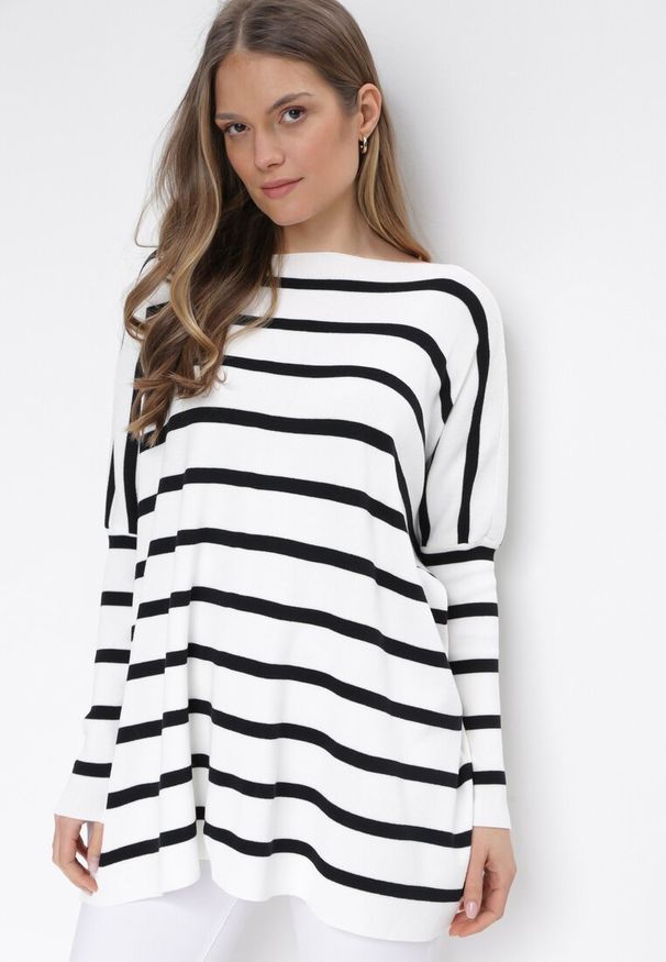 Born2be - Biały Sweter Oversize w Paski z Rękawami Nietoperz Caelania. Kolor: biały. Wzór: paski