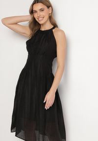 Born2be - Czarna Rozkloszowana Sukienka z Tłoczonej Tkaniny z Wiązaniem z Tyłu Nimioretta. Okazja: na ślub cywilny, na imprezę, na wesele. Kolor: czarny. Materiał: tkanina. Wzór: aplikacja. Typ sukienki: rozkloszowane. Styl: elegancki #7