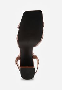 Renee - Brązowe Sandały na Słupkowym Obcasie z Kwadratowym Noskiem i Aplikacją Krisela. Kolor: brązowy. Wzór: aplikacja. Obcas: na obcasie. Wysokość obcasa: średni #2