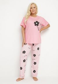 Born2be - Różowy Komplet Piżamowy z Motywem Kwiatowym Spodnie i T-shirt Milossa. Kolekcja: plus size. Kolor: różowy. Długość: krótkie. Wzór: kwiaty