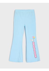 Sinsay - Bawełniane spodnie flare z nadrukiem Cinnamoroll - błękitny. Kolor: niebieski. Materiał: bawełna. Wzór: nadruk #1