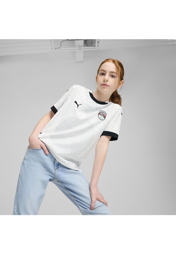 Puma - Młodzieżowa koszulka wyjazdowa Egipt 2025 PUMA. Kolor: beżowy, biały, wielokolorowy. Materiał: prążkowany. Wzór: aplikacja. Sport: piłka nożna