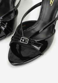 Renee - Czarne Klapki na Szpilce z Paskami Klamerką i Lakierowanym Połyskiem Urneiros. Kolor: czarny. Materiał: lakier. Wzór: aplikacja. Obcas: na szpilce. Styl: elegancki #8
