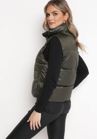 Born2be - Ciemnozielona Kamizelka z Szerokim Kołnierzem Pikowana Risara. Kolor: zielony. Długość rękawa: bez rękawów #5