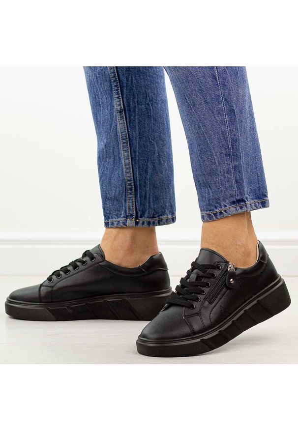 Czarne skórzane półbuty damskie na platformie Jezzi 18-20. Okazja: na co dzień. Zapięcie: sznurówki. Kolor: czarny. Materiał: skóra. Szerokość cholewki: normalna. Sezon: wiosna, jesień, lato. Obcas: na platformie. Styl: casual, elegancki, sportowy, klasyczny
