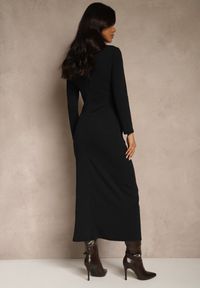 Renee - Czarna Sukienka z Wiskozą Typu Bodycon Ozdobiona z Boku Aplikacją Tizarria. Okazja: na co dzień. Kolor: czarny. Materiał: wiskoza. Wzór: aplikacja. Typ sukienki: bodycon. Styl: elegancki, casual