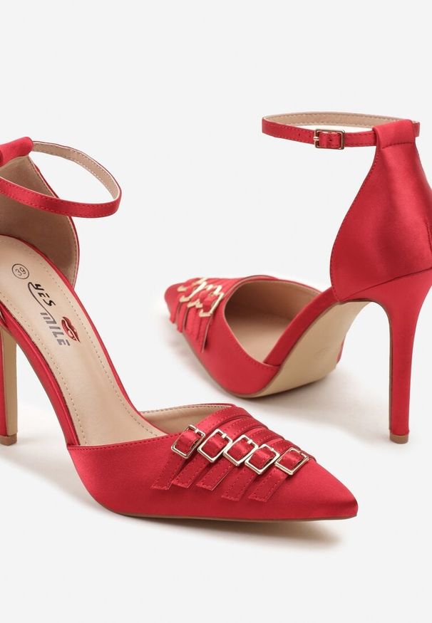 Renee - Czerwone Szpilki Satynowe Ozdobione Klamrami Liorlina. Zapięcie: klamry. Kolor: czerwony. Materiał: satyna. Wzór: aplikacja. Obcas: na szpilce. Styl: klasyczny, elegancki. Wysokość obcasa: średni