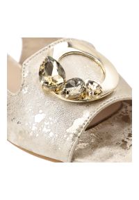 Sandały damskie S.Barski, cholewka ze skóry ekologicznej z metalicznym efektem ozdobna aplikacja z kamieniami i odkryty przód, złote, KV61-6024. Kolor: złoty. Materiał: skóra ekologiczna. Wzór: aplikacja #7