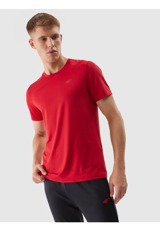 4f - Koszulka treningowa regular z materiału z recyklingu męska - czerwona. Kolor: czerwony. Materiał: materiał. Długość rękawa: krótki rękaw. Długość: krótkie. Wzór: gładki, jednolity, ze splotem. Sport: fitness
