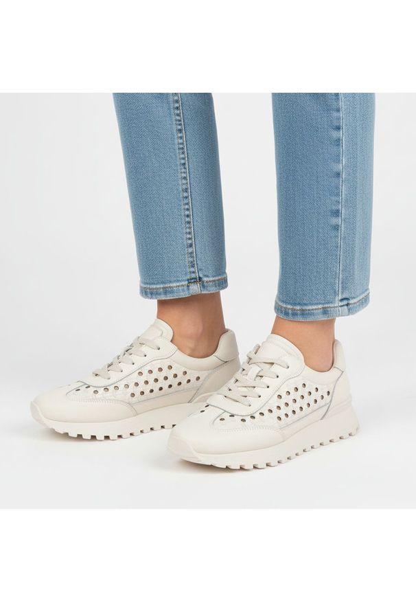 Sneakersy damskie Vinceza, cholewka ze skóry naturalnej z klasycznym sznurowaniem i ażurowymi wstawkami po bokach osadzone na lekkiej podeszwie z bie. Okazja: na co dzień. Zapięcie: sznurówki. Kolor: biały. Materiał: skóra. Szerokość cholewki: normalna. Wzór: ażurowy