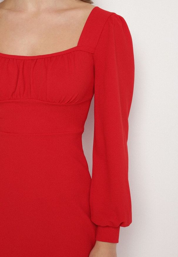Born2be - Czerwona Sukienka z Bufiastymi Rękawami i Kwadratowym Dekoltem Sopanielle. Okazja: na co dzień. Typ kołnierza: dekolt kwadratowy. Kolor: czerwony. Materiał: skóra. Styl: klasyczny, casual