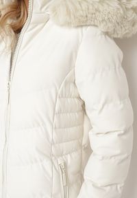 Born2be - Jasnobeżowa Kurtka Pikowana z Odpinanym Futerkiem i Kapturem Taivin. Okazja: na co dzień. Typ kołnierza: golf. Kolor: beżowy. Materiał: futro. Styl: casual, elegancki #2