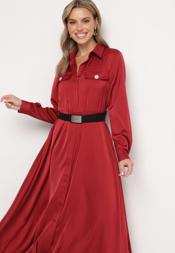 Born2be - Bordowa Sukienka Szmizjerka z Satyny Ozdobiona Paskiem i Imitacjami Kieszeni Vamilea. Okazja: na co dzień. Kolor: czerwony. Materiał: satyna. Wzór: aplikacja. Typ sukienki: szmizjerki. Styl: elegancki, casual, klasyczny