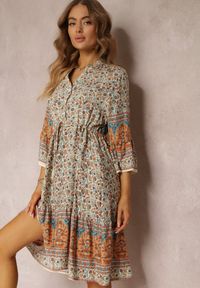 Renee - Beżowa Wiskozowa Sukienka w Kwiaty z Rękawem 3/4 i Falbanką Sulamita. Kolor: beżowy. Materiał: wiskoza. Wzór: kwiaty. Długość: maxi
