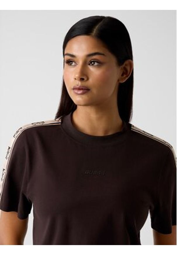 Guess T-Shirt 144851 Brązowy Classic Fit. Kolor: brązowy