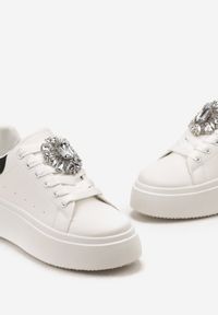 Born2be - Biało-Czarne Sneakersy na Platformie z Perforacją i Ozdobnym Kamieniem Dilhela. Nosek buta: okrągły. Zapięcie: sznurówki. Kolor: biały. Materiał: materiał. Obcas: na platformie. Wysokość obcasa: niski #2