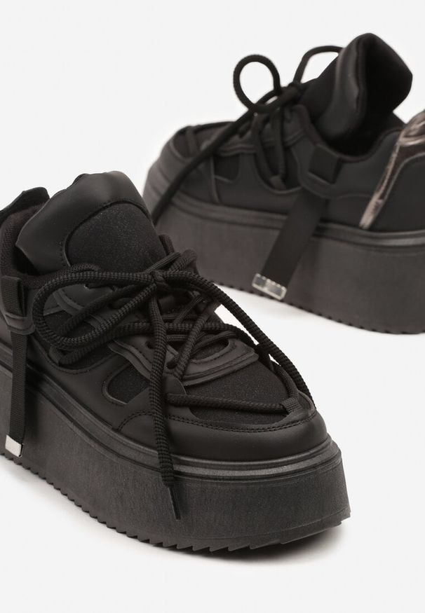 Renee - Czarne Sneakersy na Platformie Ozdobione Sznurowaniem Vilvia. Okazja: na co dzień. Kolor: czarny. Materiał: jeans. Wzór: aplikacja. Obcas: na platformie