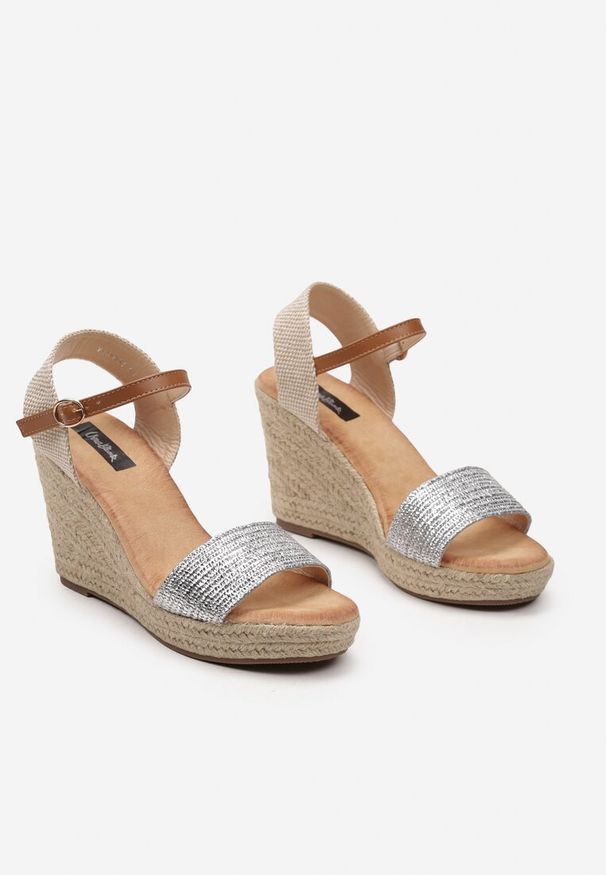 Born2be - Srebrne Sandały na Plecionym Koturnie z Zapięciem wokół Kostki Bilivia. Kolor: srebrny. Sezon: lato. Obcas: na koturnie. Styl: elegancki