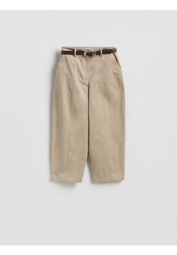 Reserved - Bawełniane spodnie z paskiem - beżowy. Kolor: beżowy. Materiał: bawełna