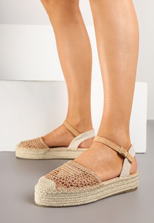 Renee - Ciemnobeżowe Sandały w Stylu Espadryli z Plecioną Platformą i Cholewką Elisova. Okazja: na plażę, na spacer. Zapięcie: sprzączka. Kolor: beżowy. Sezon: lato. Obcas: na platformie. Styl: elegancki, klasyczny. Wysokość obcasa: średni