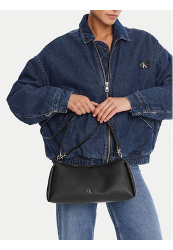 Calvin Klein Jeans Torebka Drop Lg Shoulder Bag LV04K3123G Czarny. Kolor: czarny. Materiał: skórzane