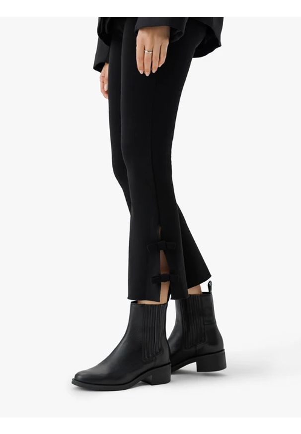 Ryłko - Czarne ocieplane sztyblety ze skóry licowej. Okazja: na co dzień. Nosek buta: okrągły. Zapięcie: bez zapięcia. Kolor: czarny. Szerokość cholewki: normalna. Wzór: gładki. Materiał: skóra. Obcas: na obcasie. Styl: klasyczny, casual. Wysokość obcasa: średni