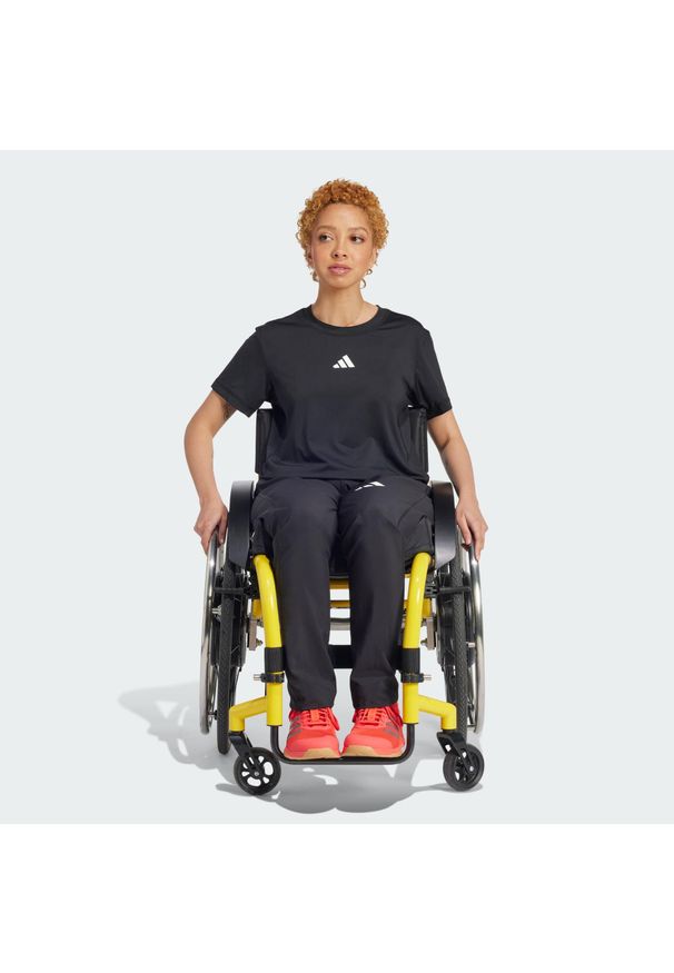 Adidas - Spodnie Training Adaptive Workout. Kolor: biały, wielokolorowy, czarny. Materiał: materiał