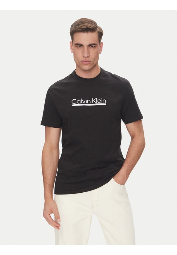 Calvin Klein T-Shirt Outline Tape Graphic LV04RC852G Czarny Regular Fit. Kolor: czarny. Materiał: bawełna