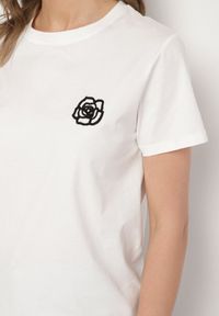 Born2be - Biały T-shirt z Bawełny Ozdobiony Naszywką Firolee. Okazja: na co dzień. Kolor: biały. Materiał: bawełna. Wzór: aplikacja. Styl: casual #5