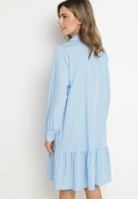 Born2be - Niebieska Sukienka z Wiskozą o Koszulowym Kroju z Falbanką Penzedi. Okazja: na co dzień. Typ kołnierza: kołnierzyk klasyczny. Kolor: niebieski. Materiał: wiskoza. Długość rękawa: długi rękaw. Typ sukienki: koszulowe. Styl: elegancki, casual, klasyczny #4