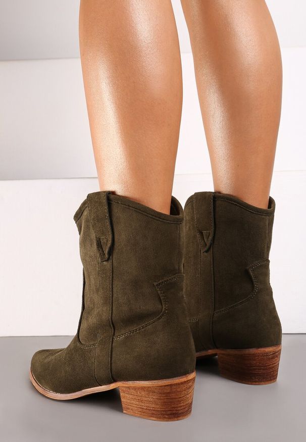 Renee - Zielone Kowbojki Botki na Niskim Obcasie z Ekozamszu Vaiyah. Okazja: na co dzień. Kolor: zielony. Materiał: jeans, skóra. Wzór: kwiaty. Obcas: na obcasie. Styl: casual, boho. Wysokość obcasa: niski