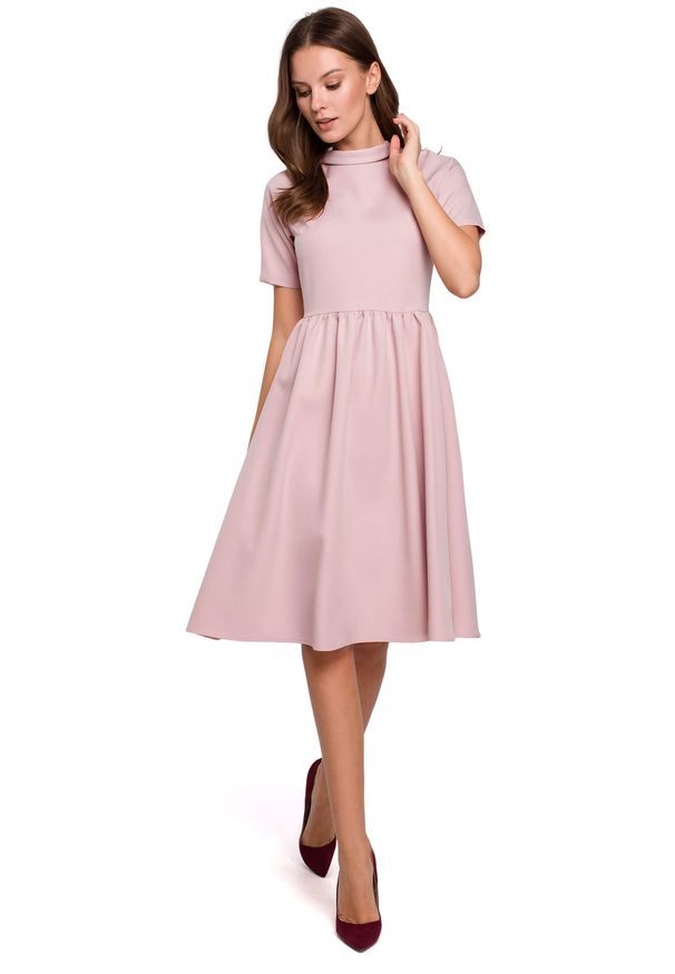 Sukienki.shop - Elegancka rozkloszowana sukienka z wywiniętą stójką różowa. Okazja: do pracy. Typ kołnierza: kołnierzyk stójkowy. Kolor: różowy, czerwony. Styl: elegancki